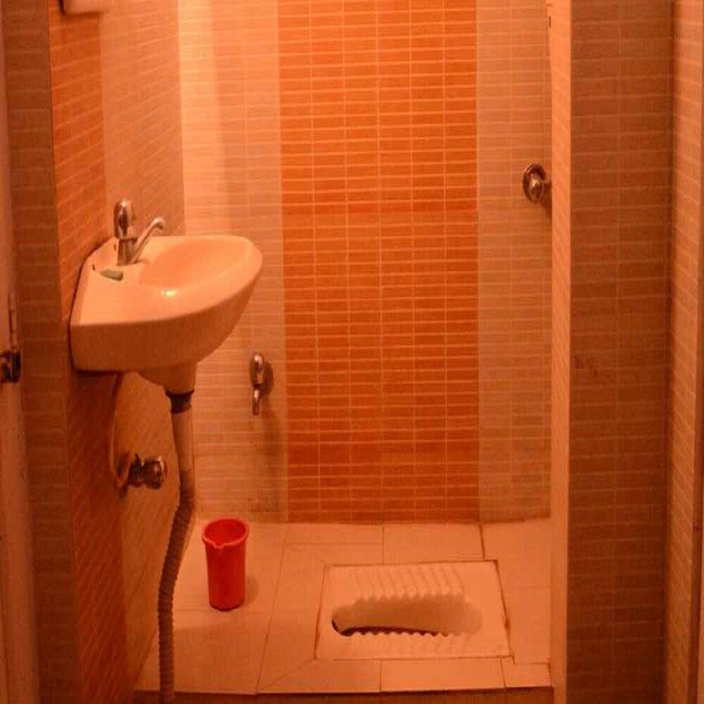 Suman Regency Deluxe Room 6