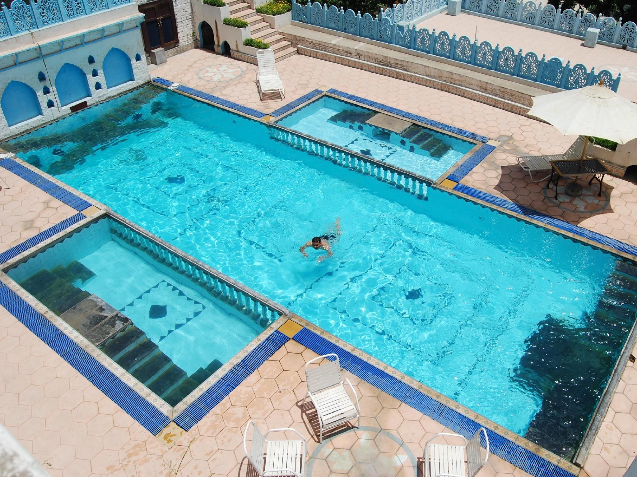 swimming pool [outdoor]