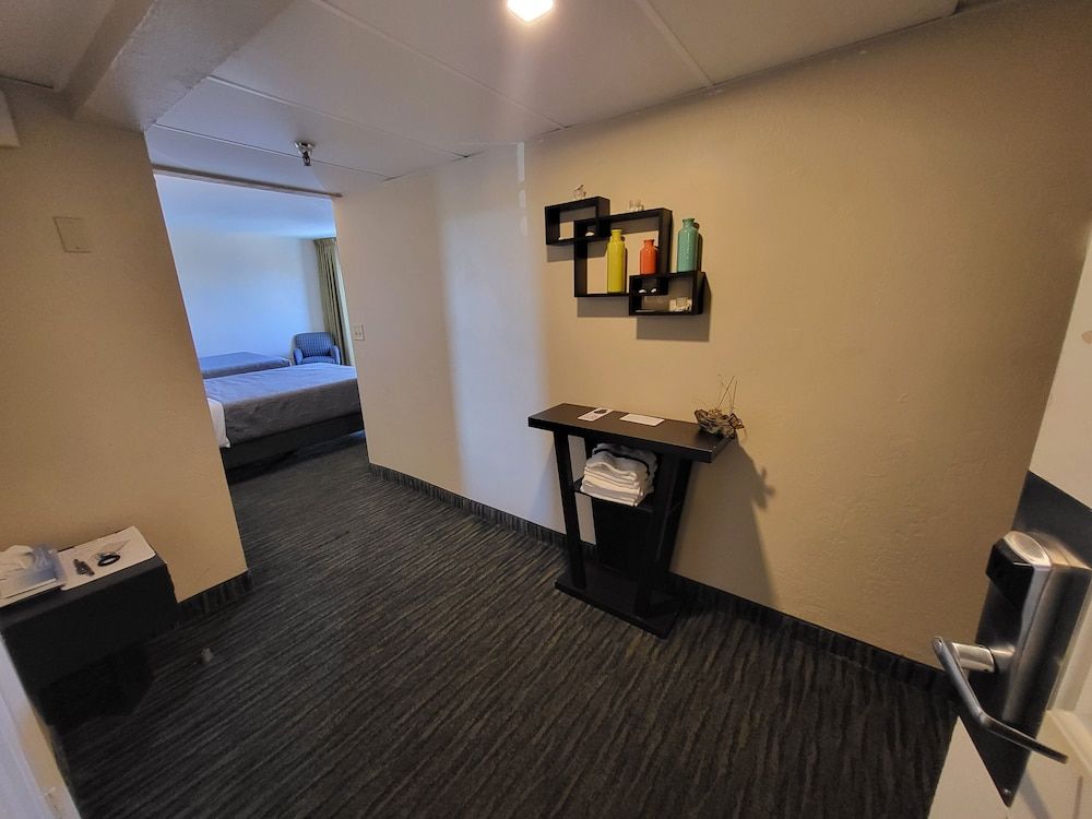 Beachside Hotel Family Suite, 2 Bedrooms, River View 5