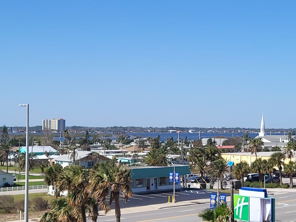 Beachside Hotel Family Suite, 2 Bedrooms, River View 4