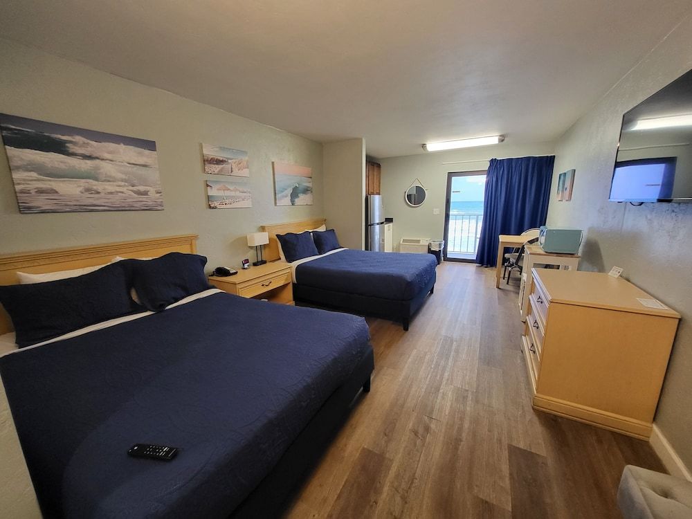 Beachside Hotel Standard Studio Suite, 2 Queen Beds, Kitchenette, Oceanfront 2