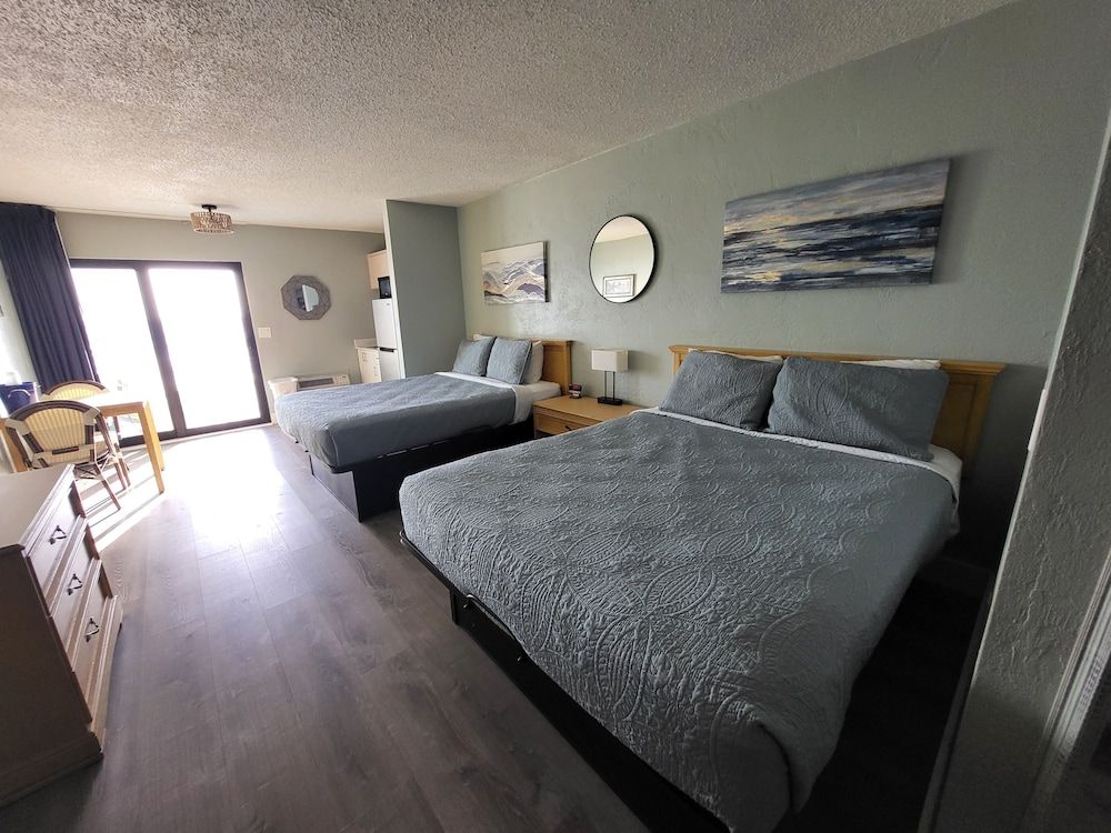 Beachside Hotel Standard Studio Suite, 2 Queen Beds, Kitchenette, Oceanfront 7