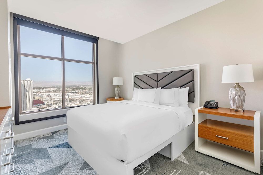 Hilton Grand Vacations Club on the Las Vegas Strip Studio, 1 King Bed, Kitchenette 3