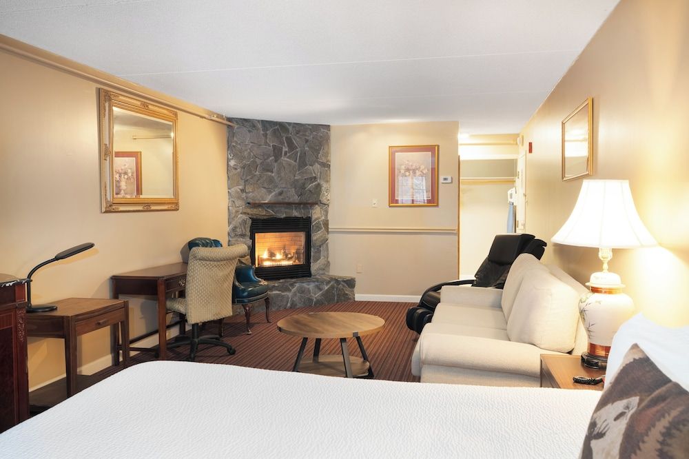 Fireside Inn & Suites West Lebanon King Fireplace Suite