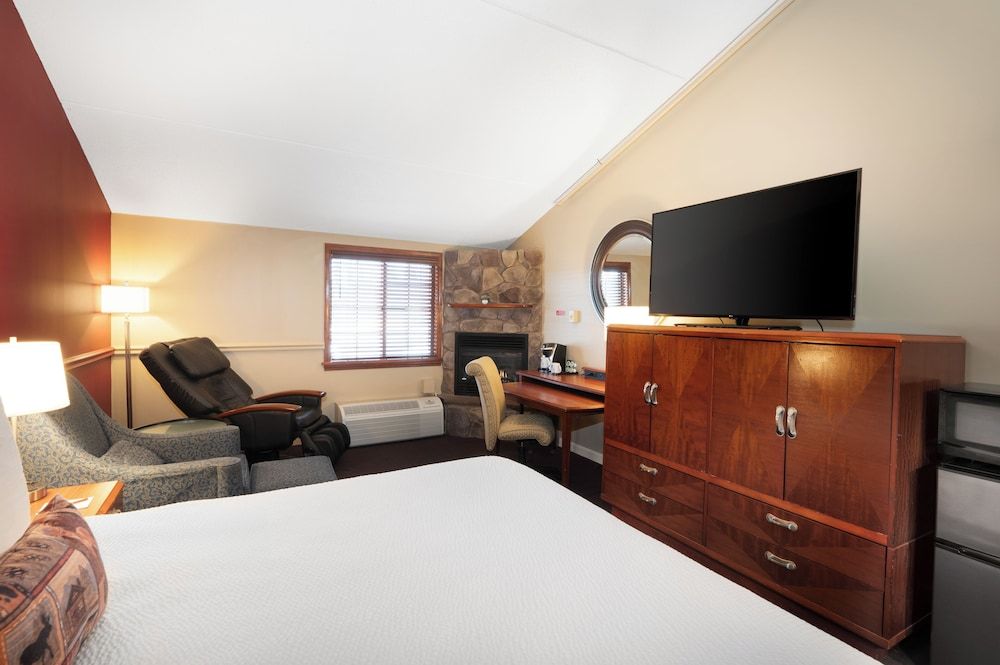Fireside Inn & Suites West Lebanon Premium Room, 1 King Bed 2