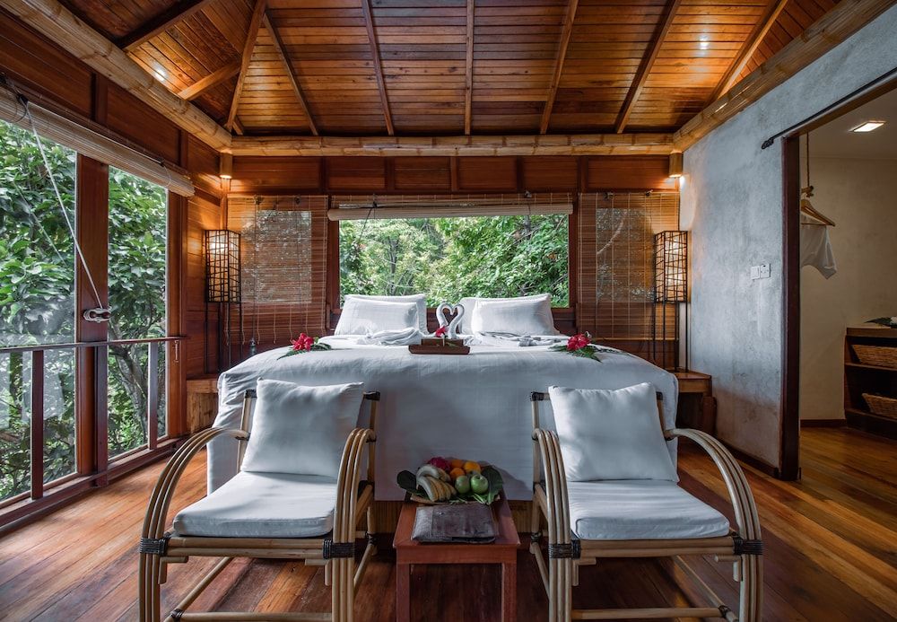 Standard Double Room, 1 King Bed, Balcony, Partial Ocean View