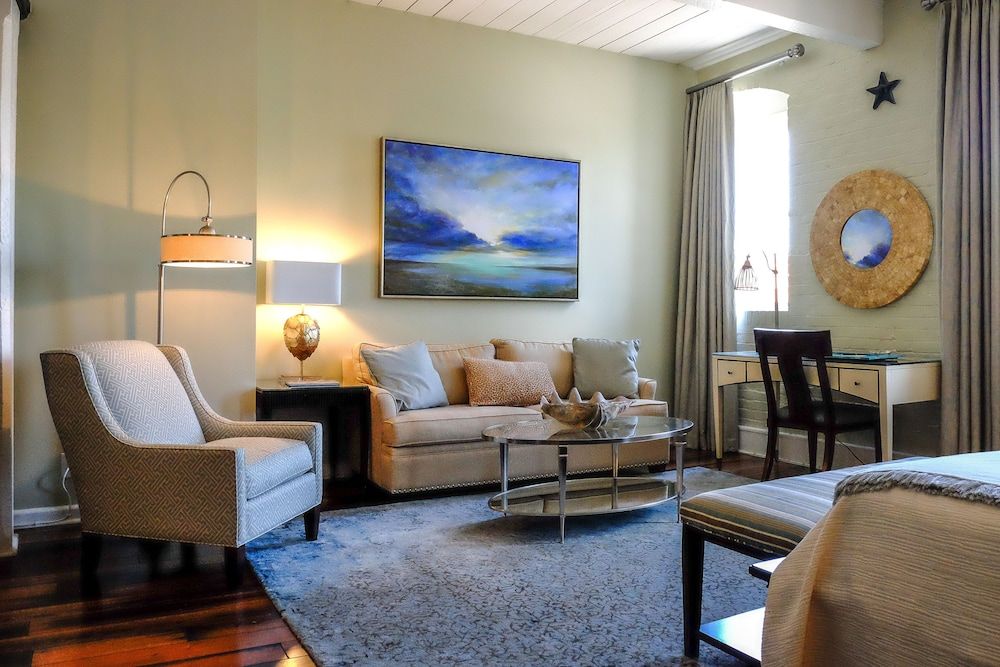 Olde Harbour Inn, Historic Inns of Savannah. Suite, 1 King Bed (Street View) - Stair Access Only 8