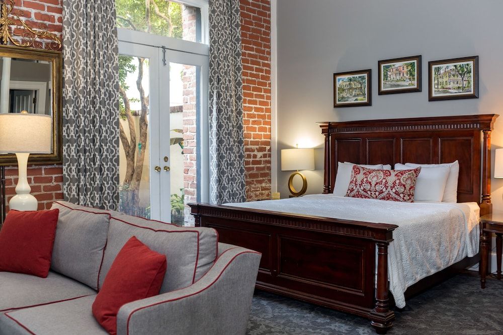 Suite, 1 King Bed, Patio