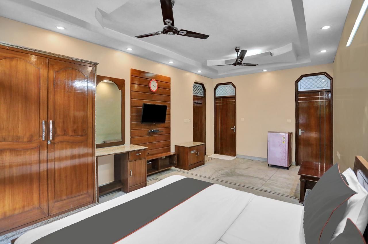 undefined Hotel Om Plaza 7