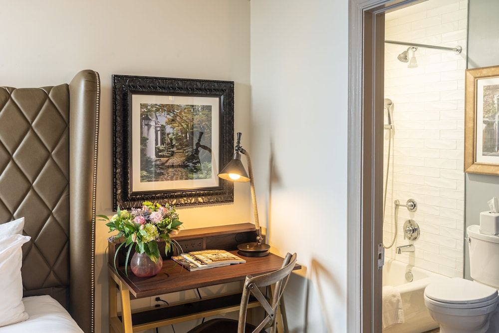 Andrew Pinckney Inn Traditional Queen 5