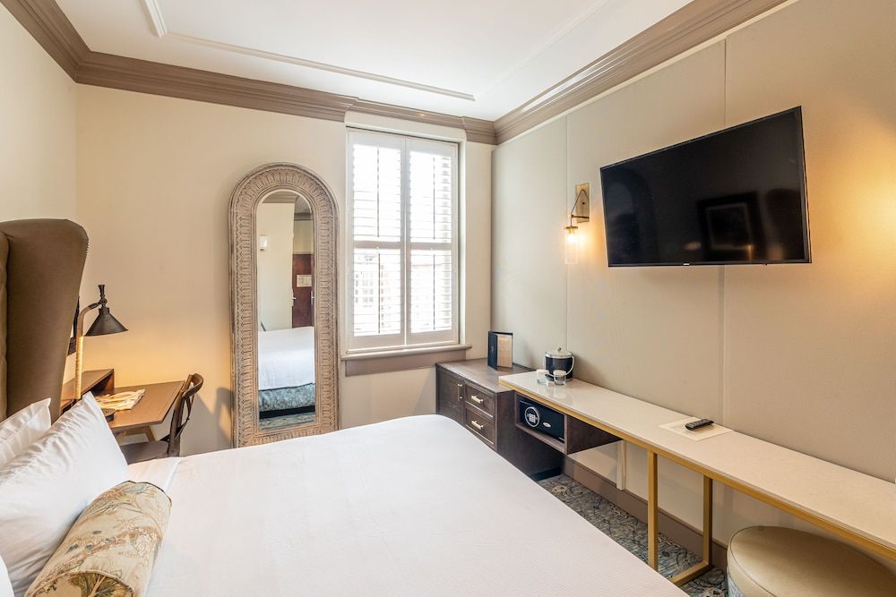 Andrew Pinckney Inn Traditional King 6