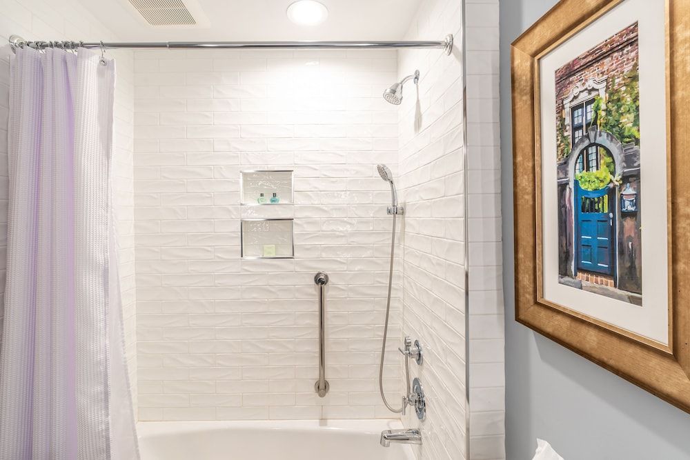 Andrew Pinckney Inn Traditional Queen 4