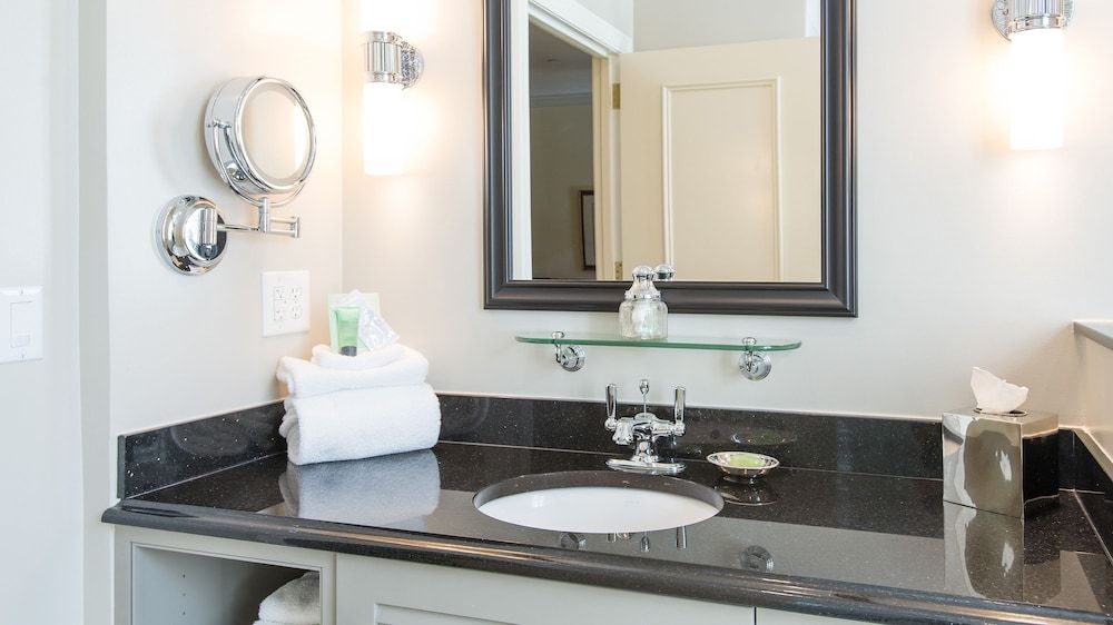 French Quarter Inn Traditional Room, 1 King Bed (Guest Room) 3