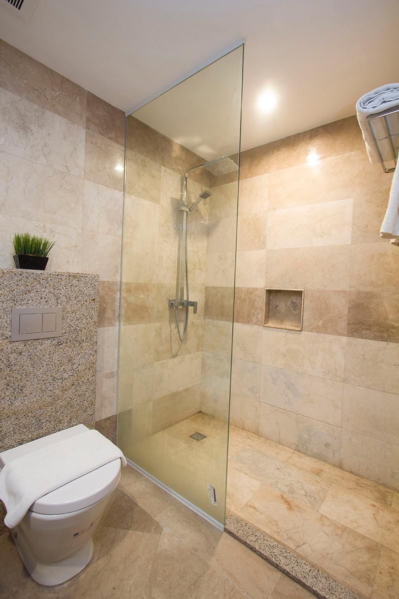 undefined Crown Regency Hotel & Towers 6