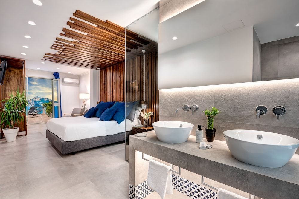 Junior Suite, 1 King Bed, Bathtub, Sea View