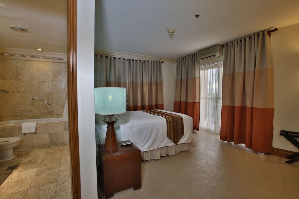 Crown Regency Suites & Residences - Mactan Deluxe Suite (2-bedroom) 9