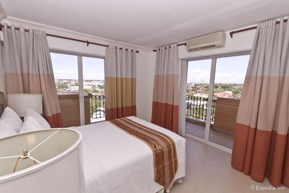 Crown Regency Suites & Residences - Mactan Deluxe Suite (2-bedroom) 10