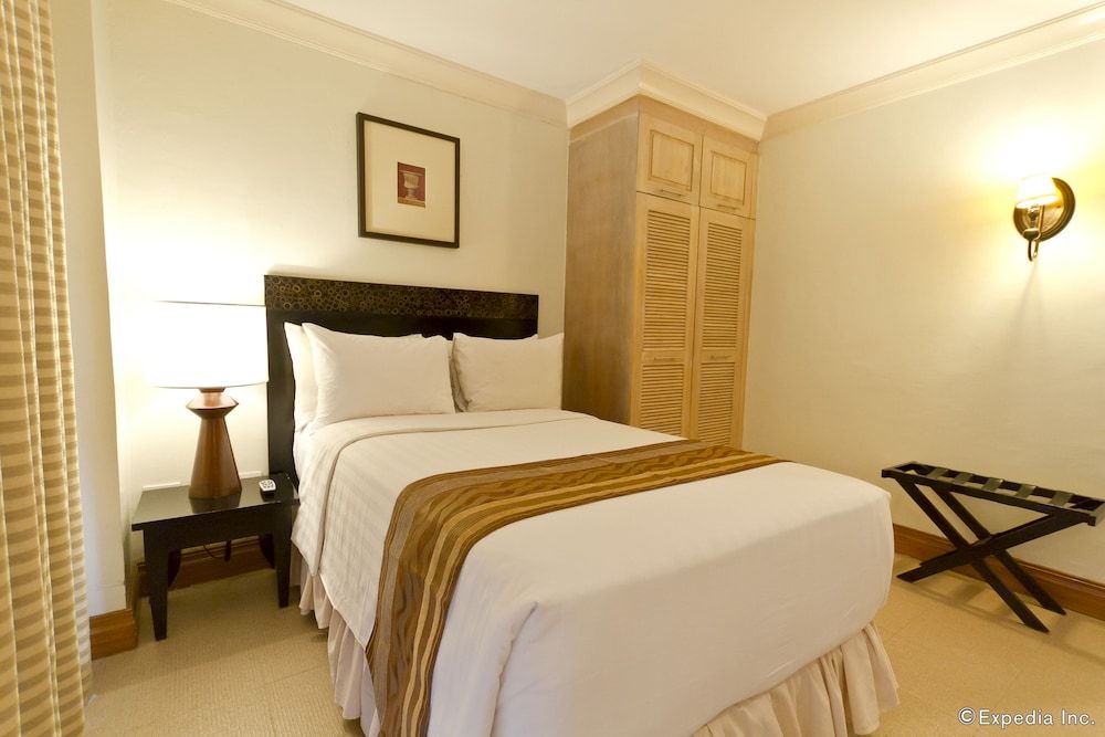 Crown Regency Suites & Residences - Mactan Deluxe Suite (3-bedroom) 8