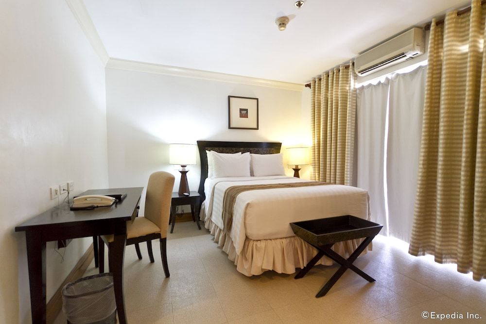 Crown Regency Suites & Residences - Mactan Deluxe Suite (3-bedroom) 2