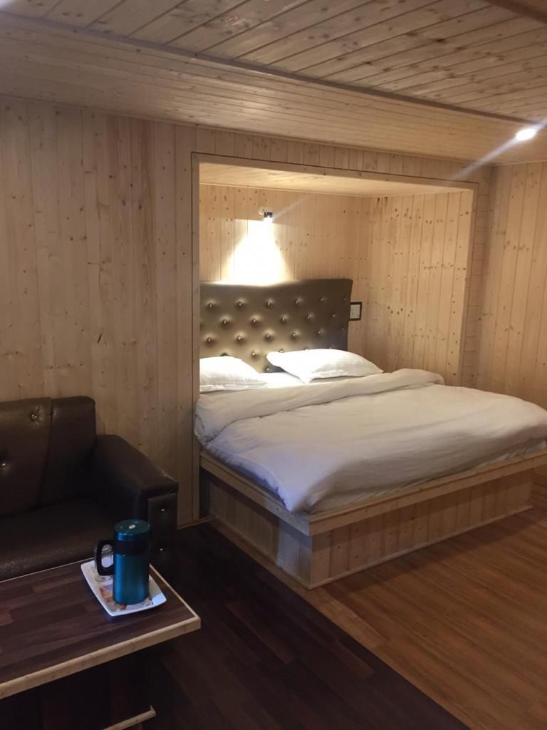 Pine Palace Resorts Pahalgam Deluxe Room 2