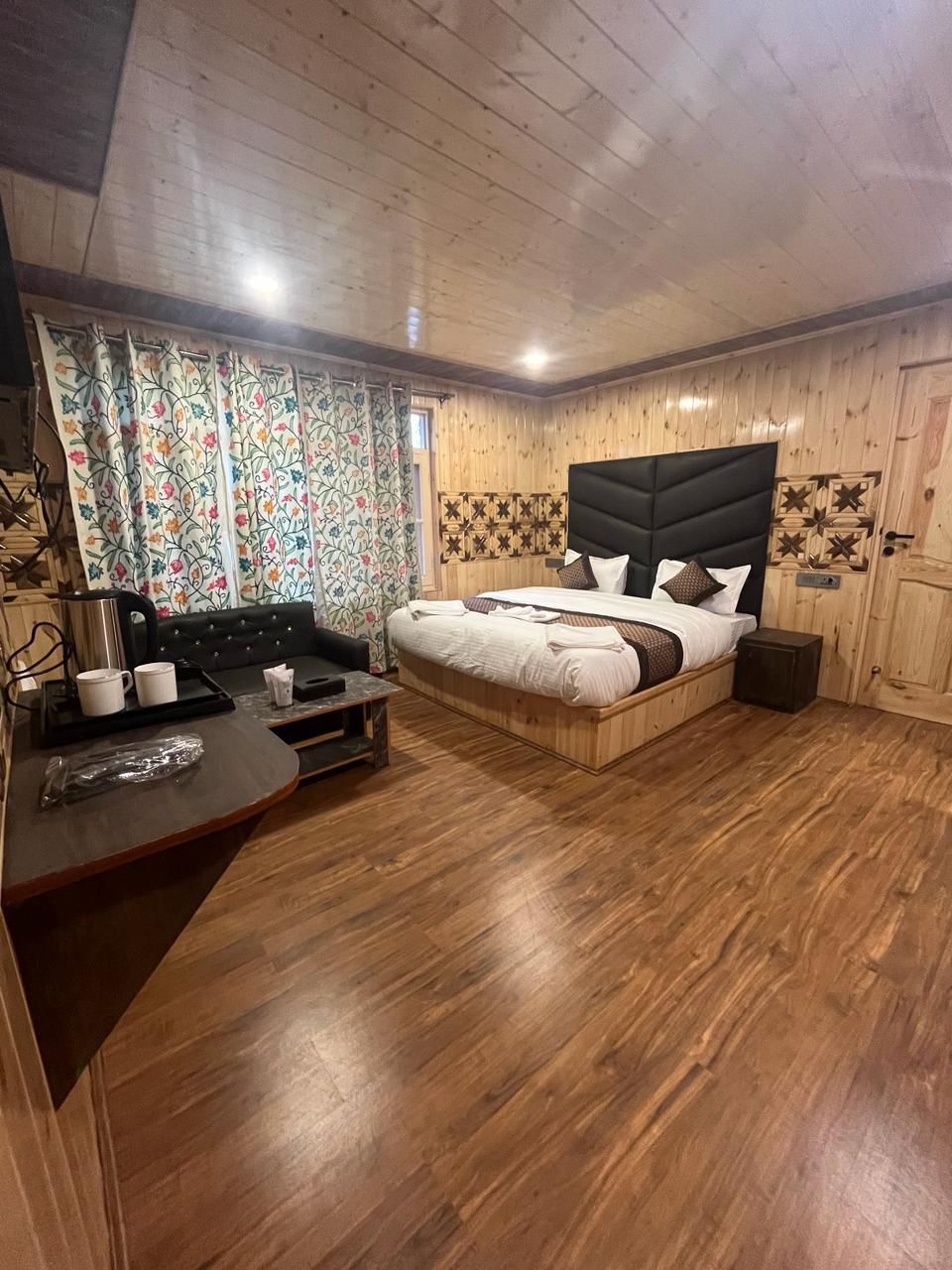 Pine Palace Resorts Pahalgam Deluxe Room 4