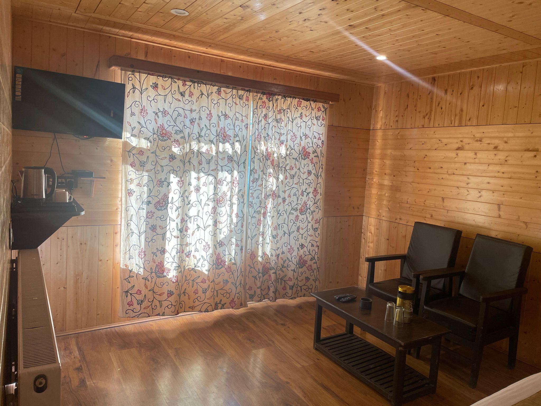 Pine Palace Resorts Pahalgam Deluxe Room 6