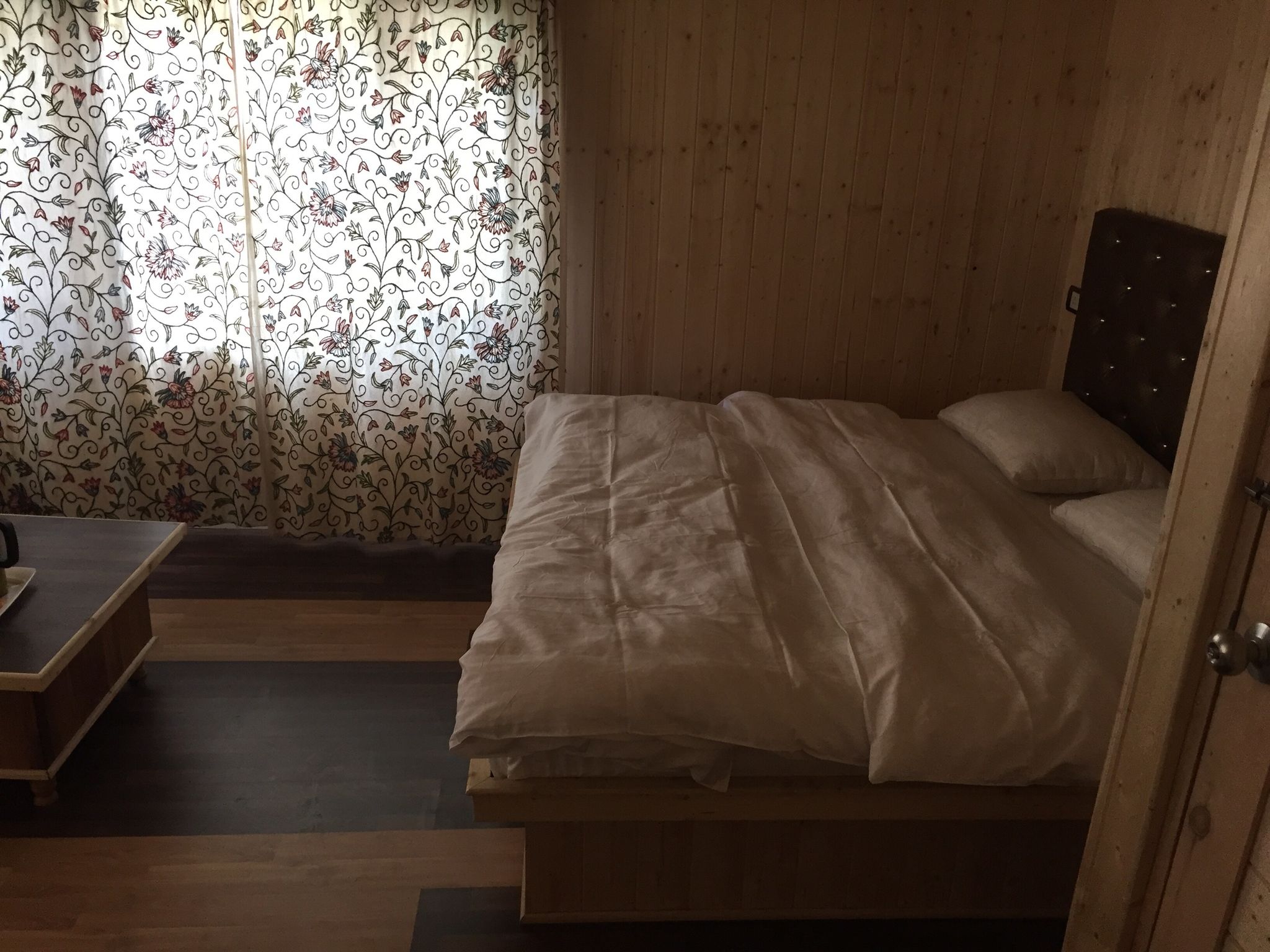 Pine Palace Resorts Pahalgam Deluxe Room 5