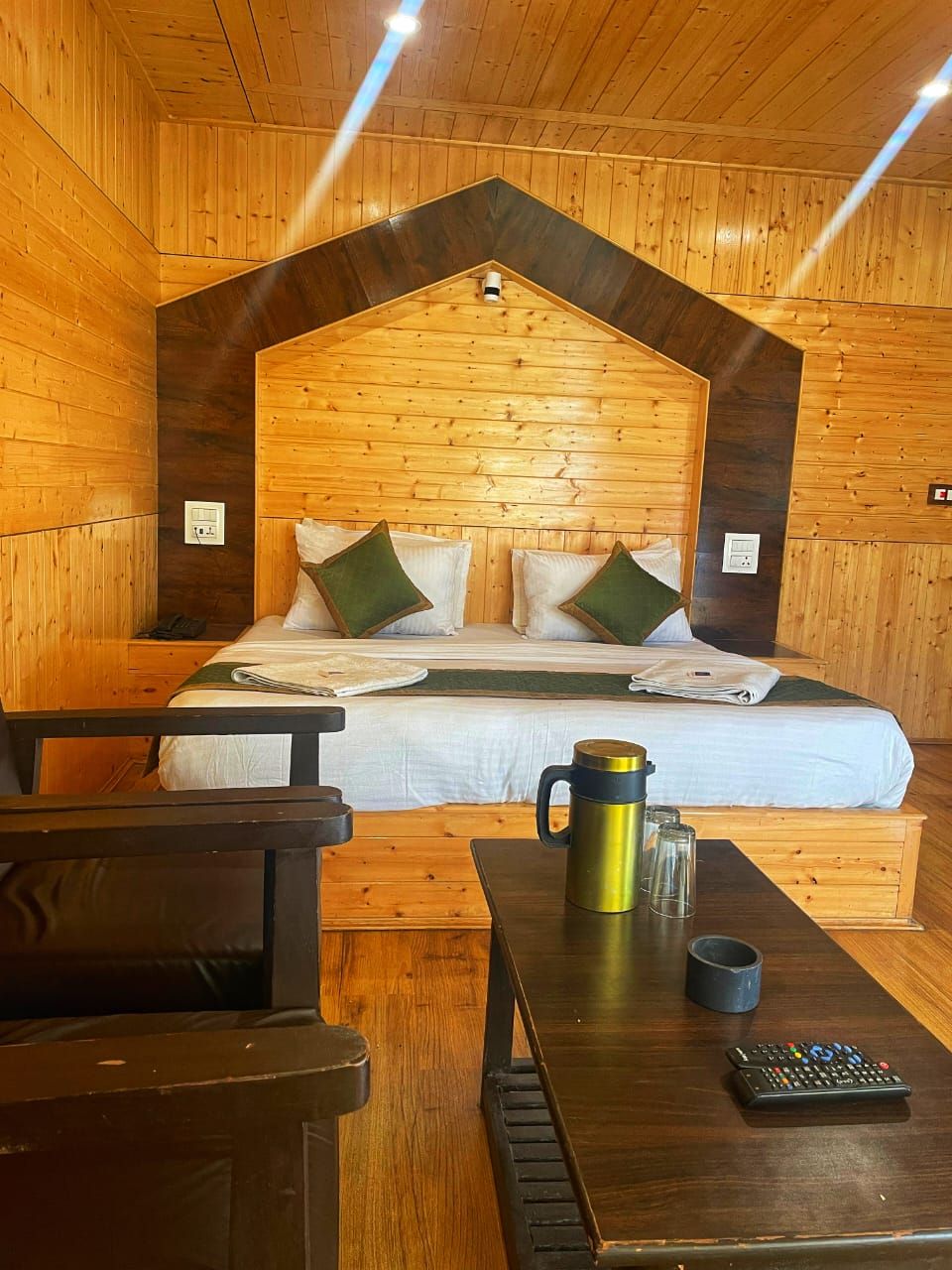 Pine Palace Resorts Pahalgam Deluxe Room 3