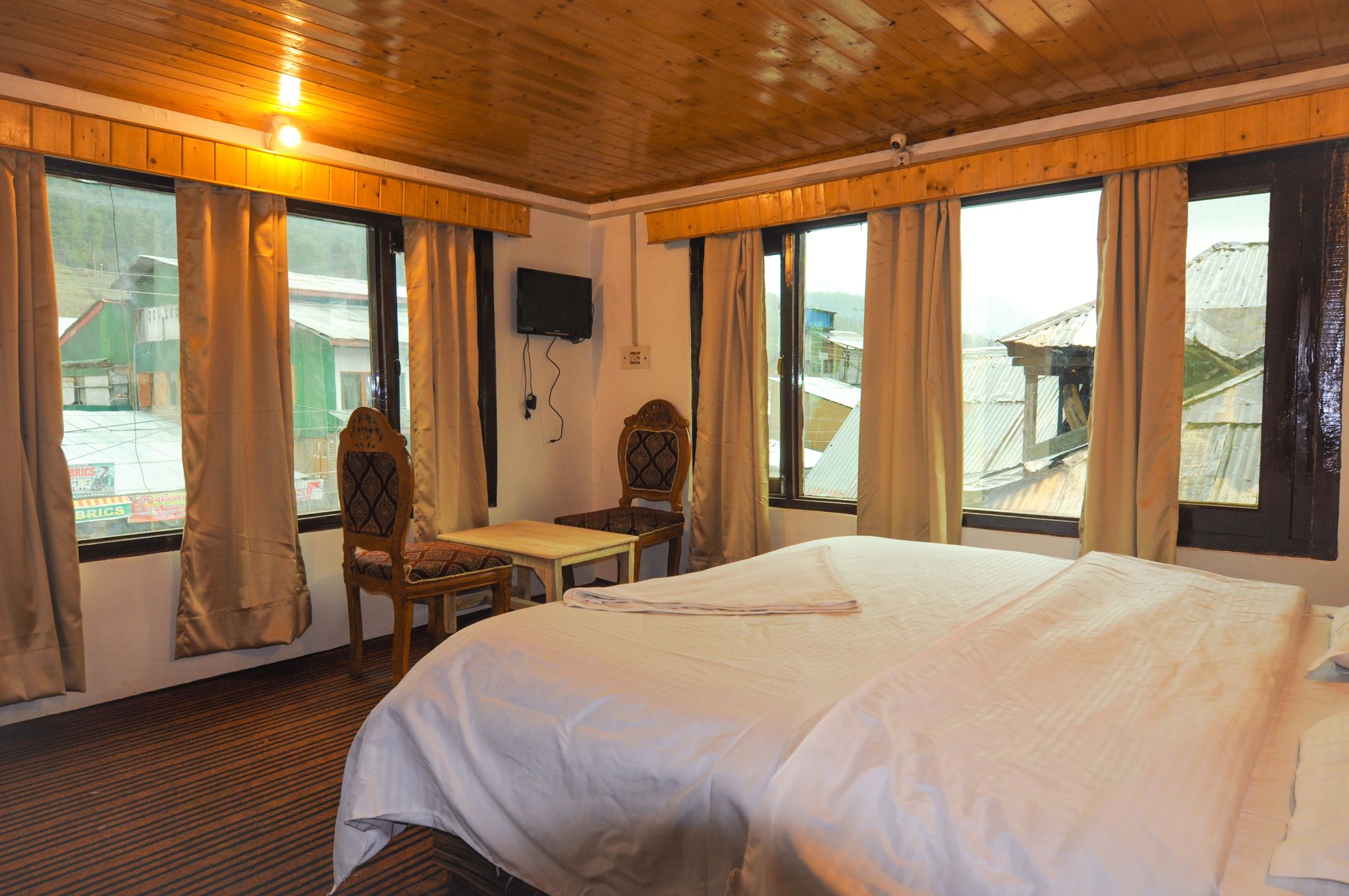 Kashmir House Pahalgam Deluxe Bed Room 8