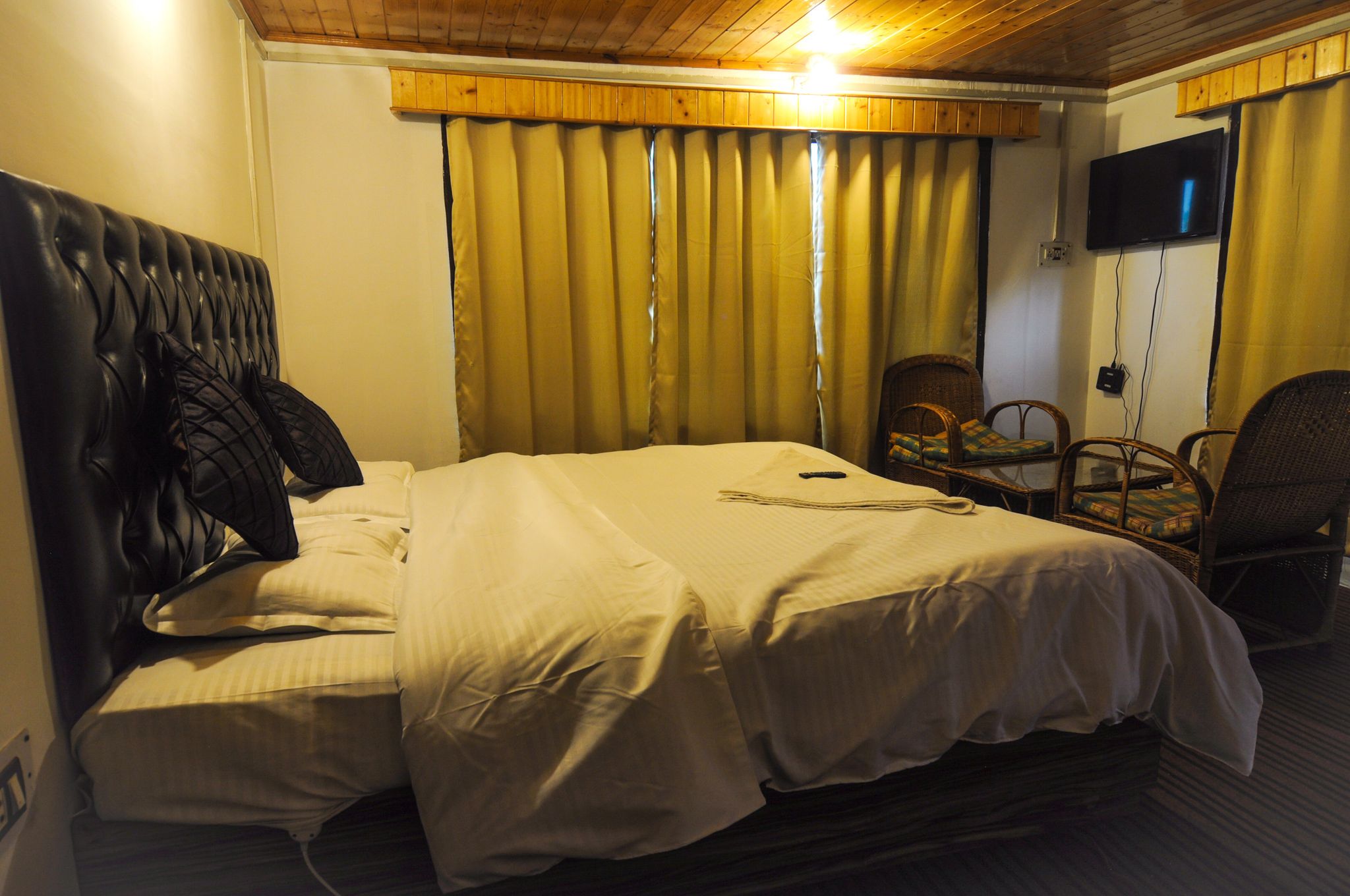 Kashmir House Pahalgam Deluxe Bed Room 11