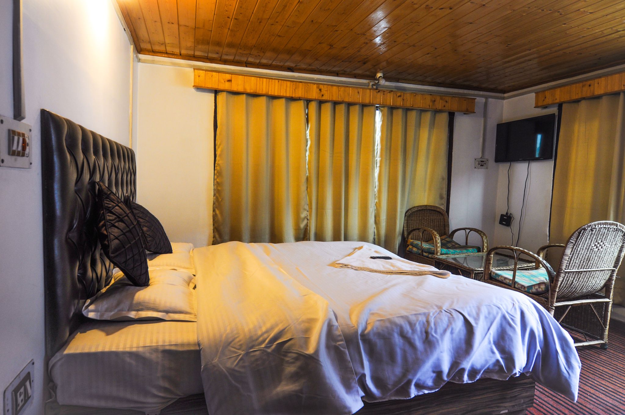 Kashmir House Pahalgam Deluxe Bed Room 6