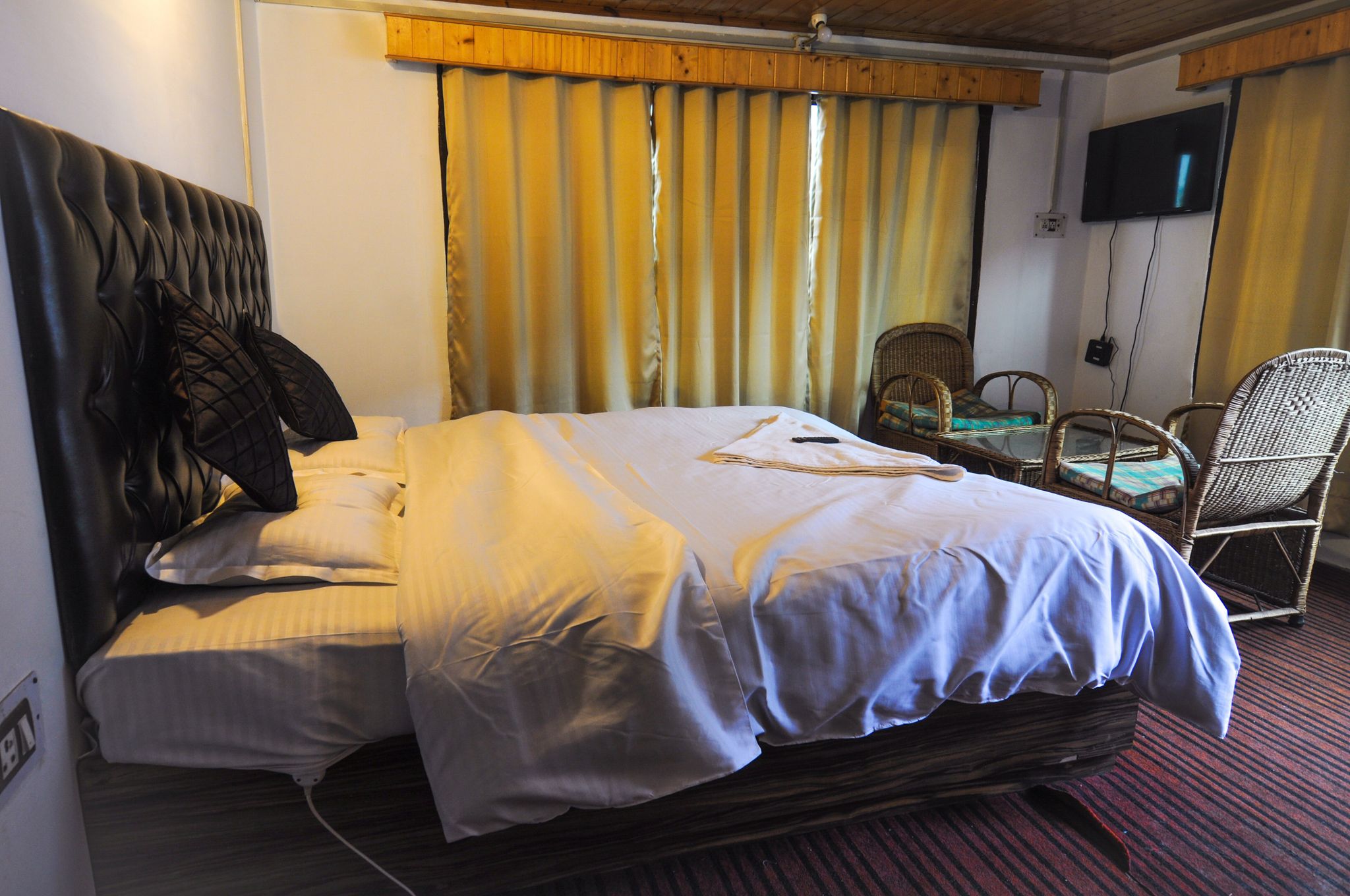 Kashmir House Pahalgam Deluxe Bed Room 4