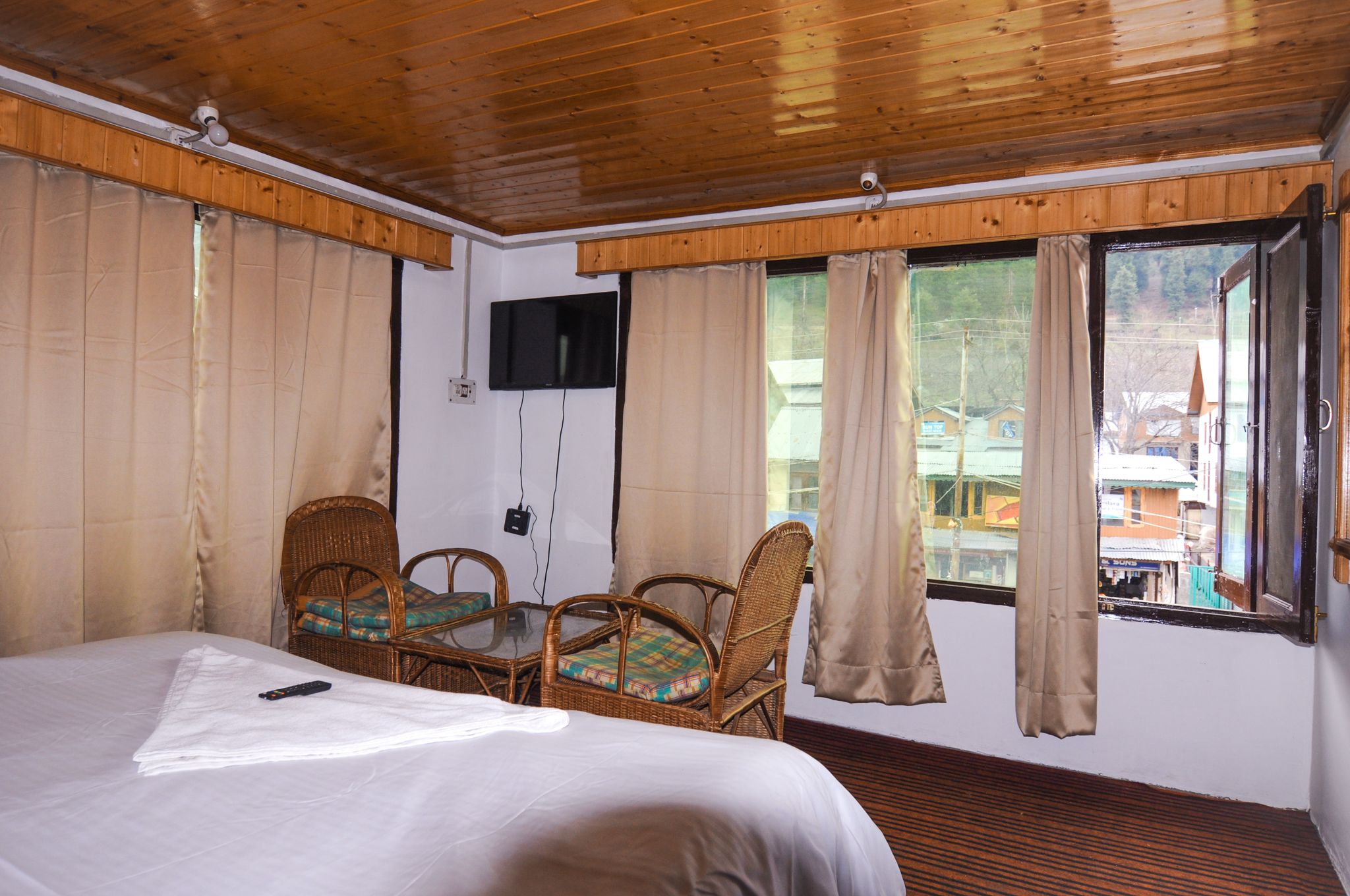 Kashmir House Pahalgam Deluxe Bed Room 16