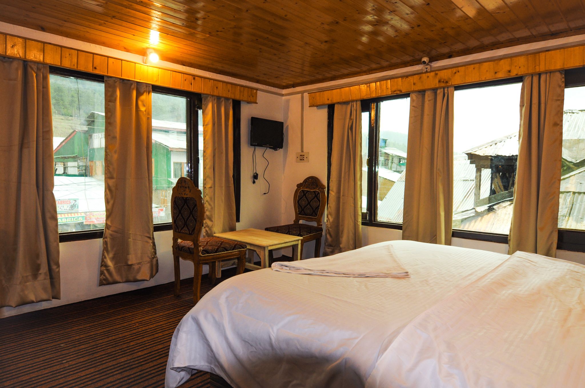 Kashmir House Pahalgam Deluxe Bed Room 10