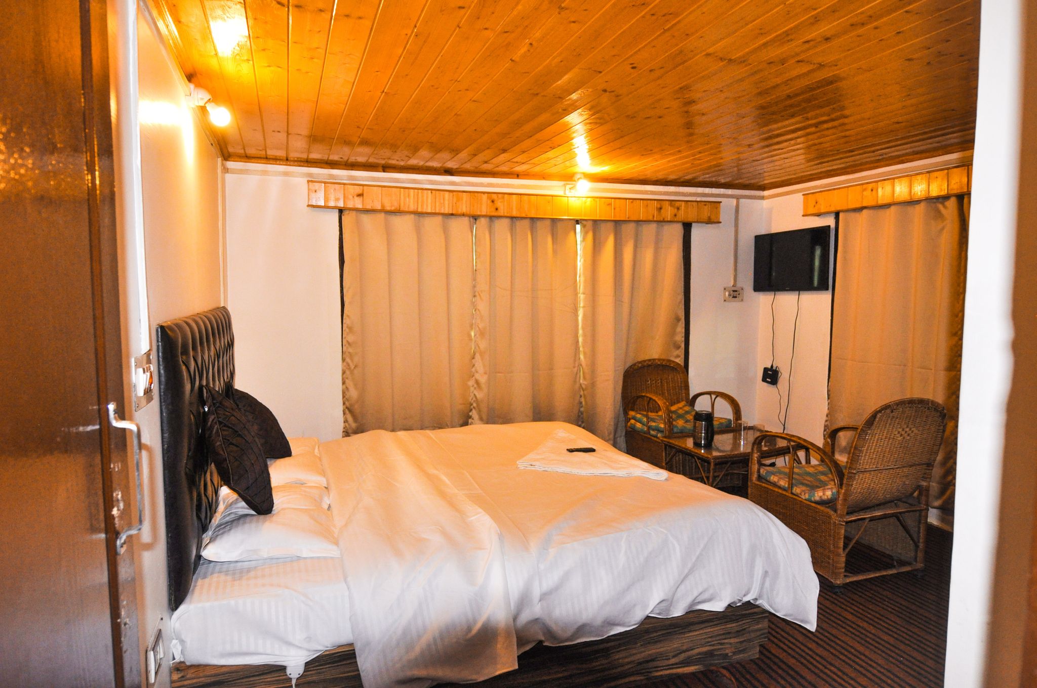 Kashmir House Pahalgam Deluxe Bed Room 15