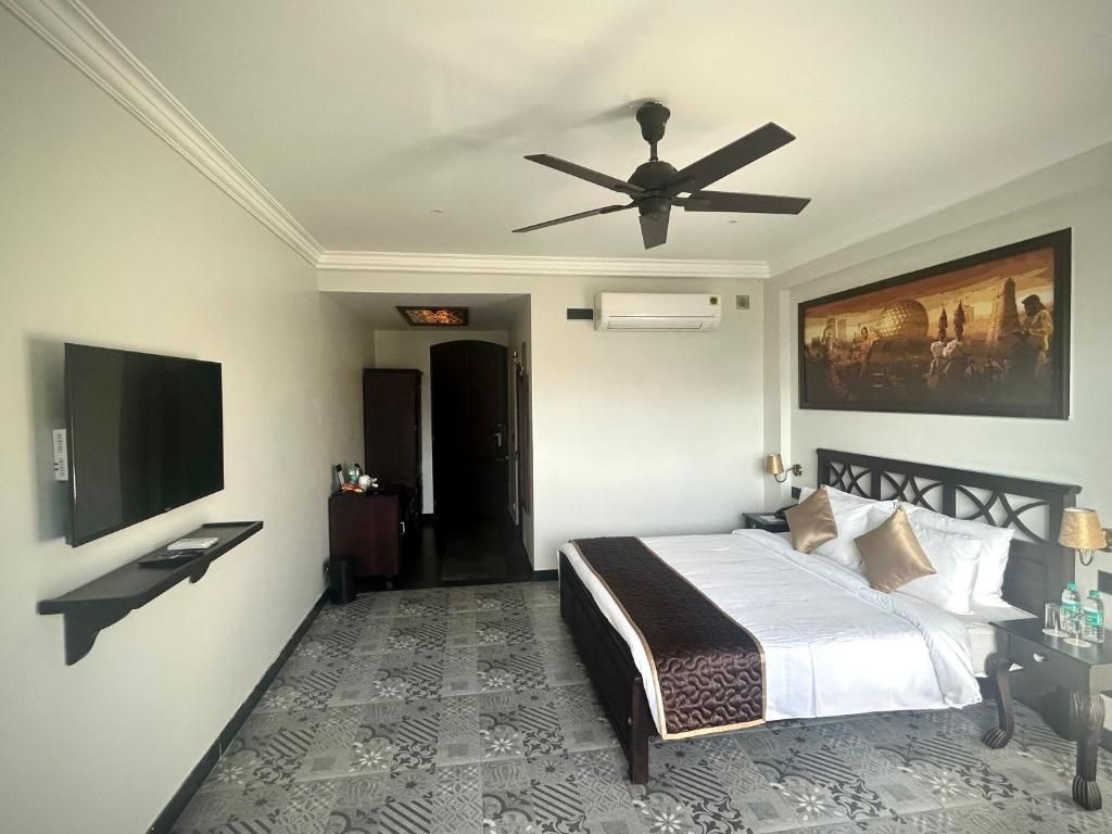 Lilly Pond View Room