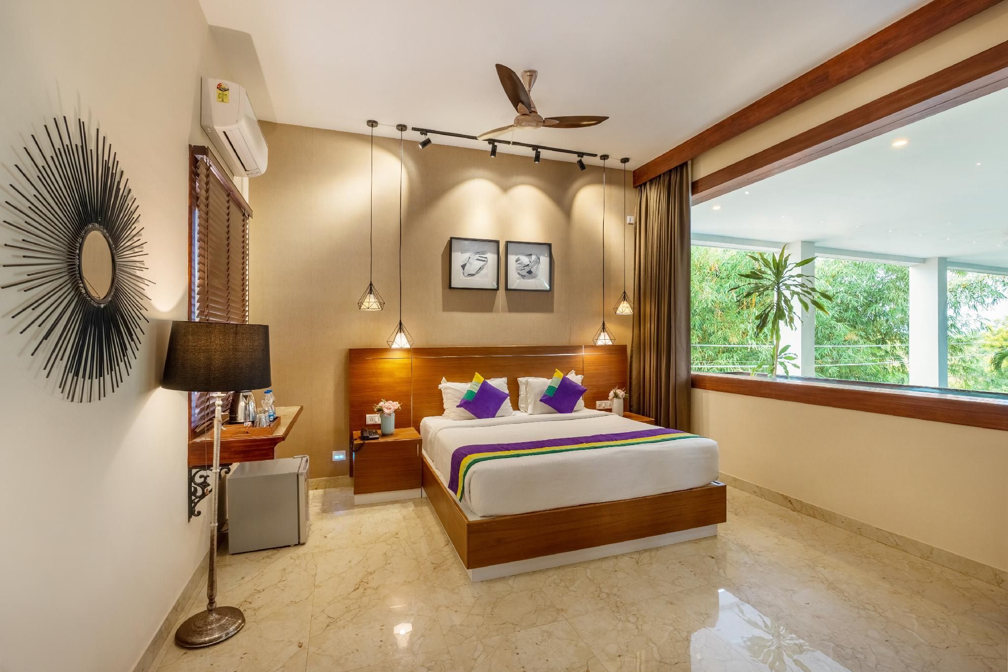Deluxe Pool View Room