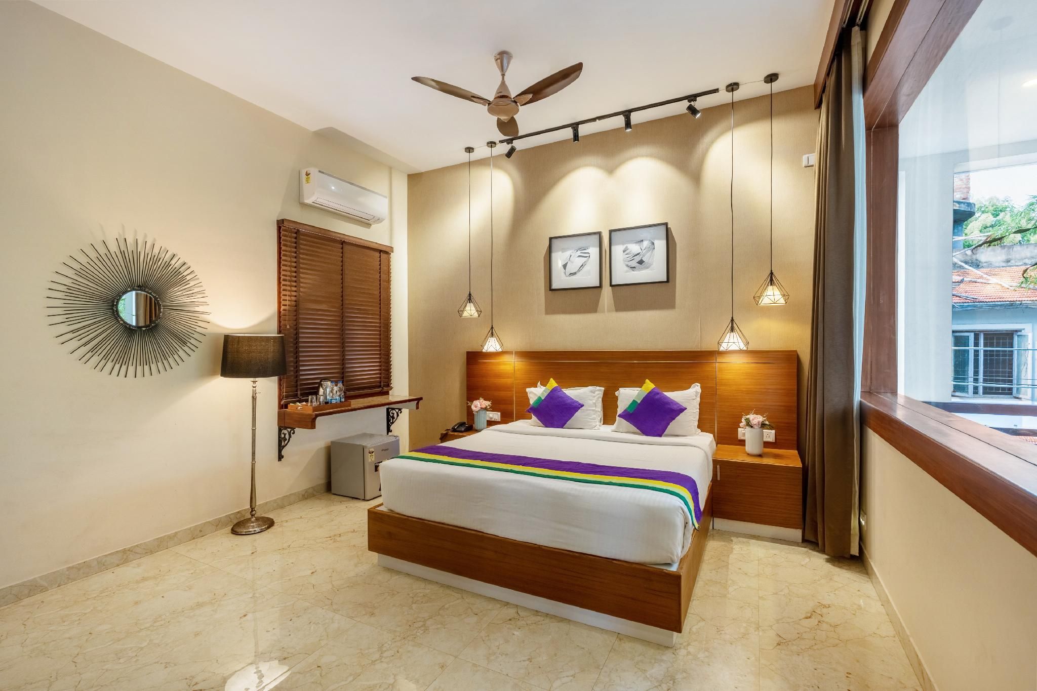 Deluxe Pool View Room