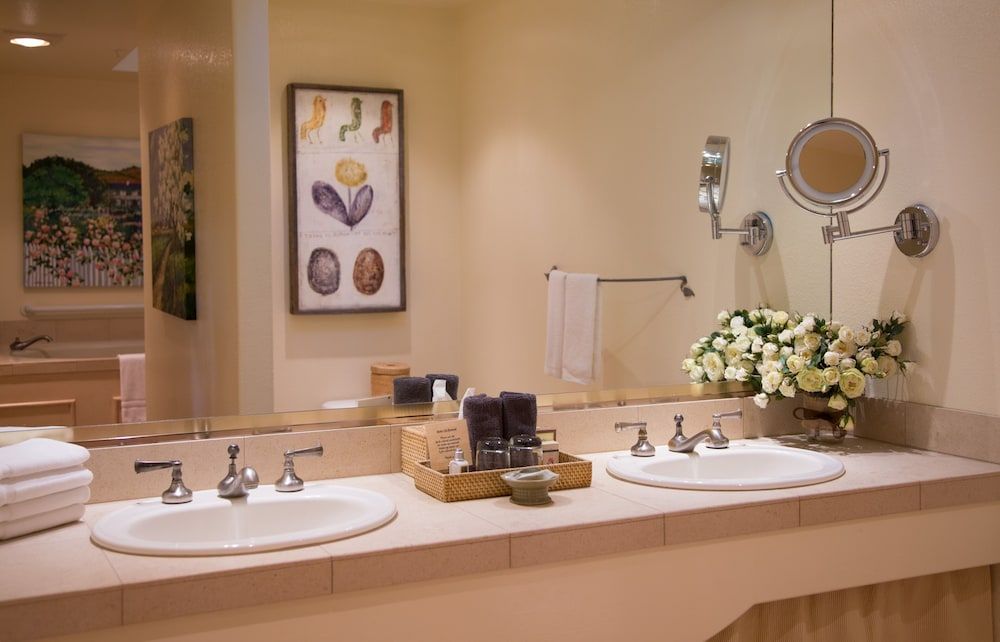 Cottage Grove Inn Luxury Cottage, 1 King Bed 9