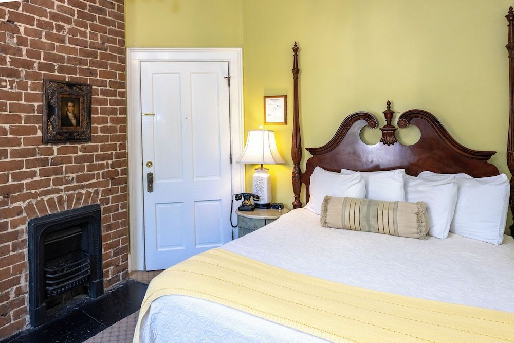 Main House Queen - Lee Room