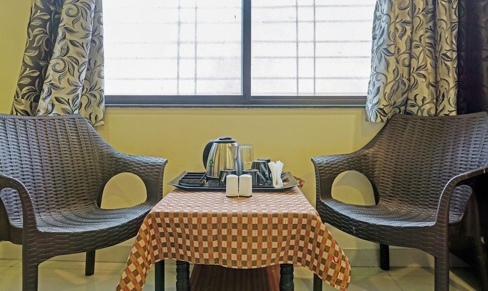 Itsy Hotels Chetan Executive Hadapsar Phursungi Standard Double Room 3