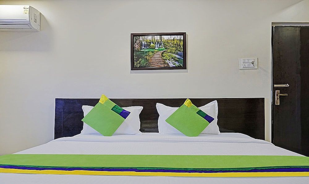 Itsy Hotels Chetan Executive Hadapsar Phursungi Standard Double Room 2