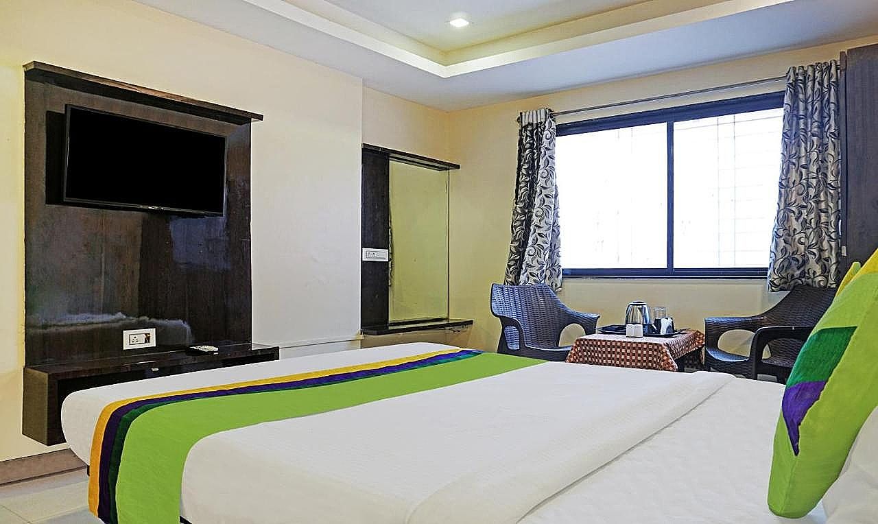 Itsy Hotels Chetan Executive Hadapsar Phursungi Standard Double Room 5