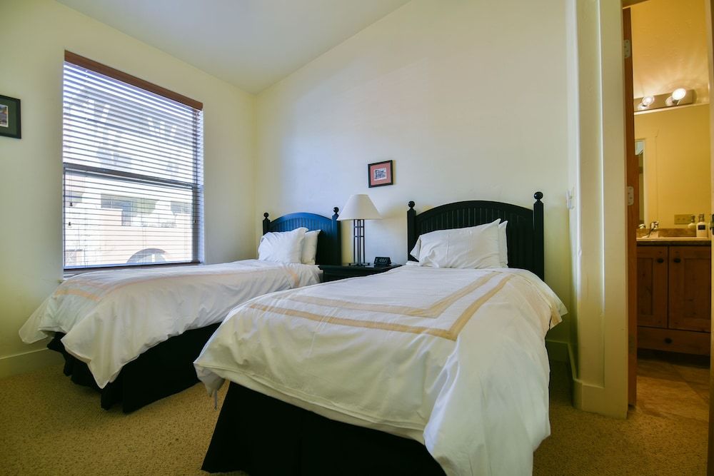 Newpark Resort Townhome, Multiple Beds, Hot Tub, Mountain View