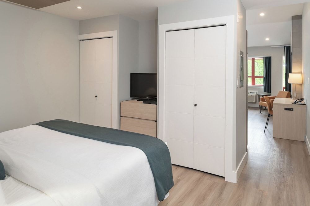 Harrison Beach Hotel Junior Suite, 1 King Bed with Sofa bed, Mountain View