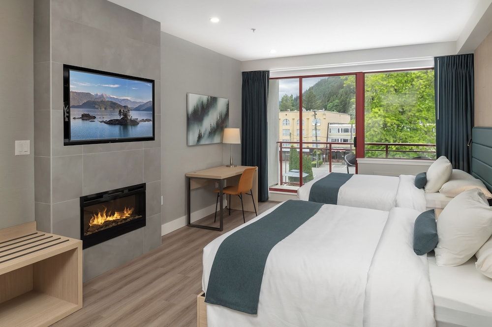 Harrison Beach Hotel Deluxe Room, 2 Queen Beds, Mountain View 2