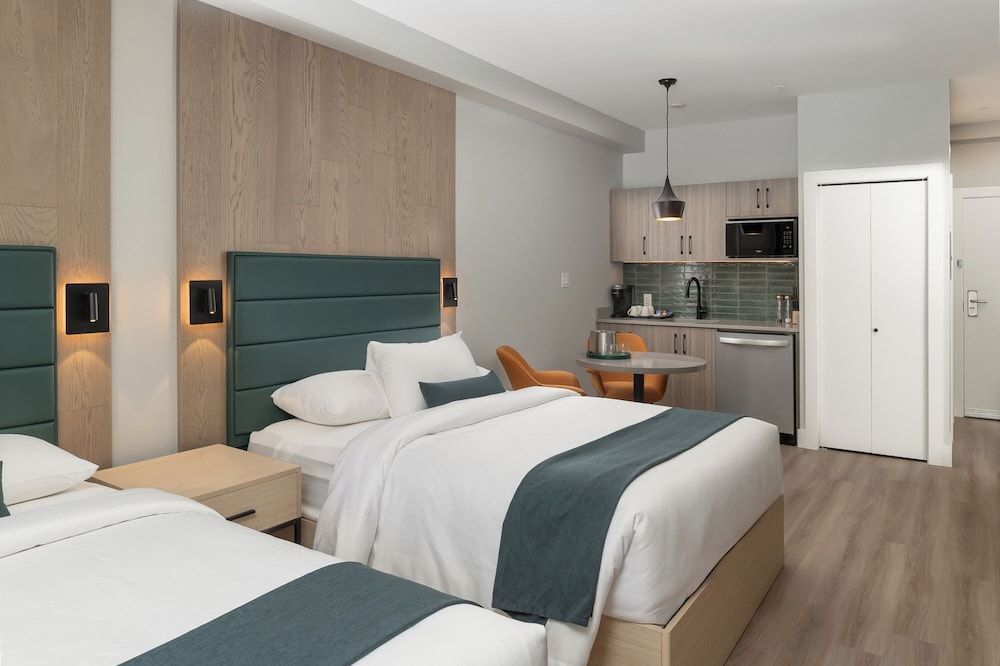 Harrison Beach Hotel Deluxe Room, 2 Queen Beds, Mountain View 3