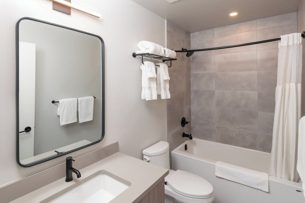 Harrison Beach Hotel Junior Suite, 1 King Bed with Sofa bed, Mountain View 3