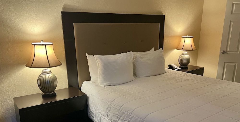 Jockey Resort Suites Center Strip Comfort Condo, 1 Queen Bed with Sofa bed, 1 1/2 Bath, Kitchen