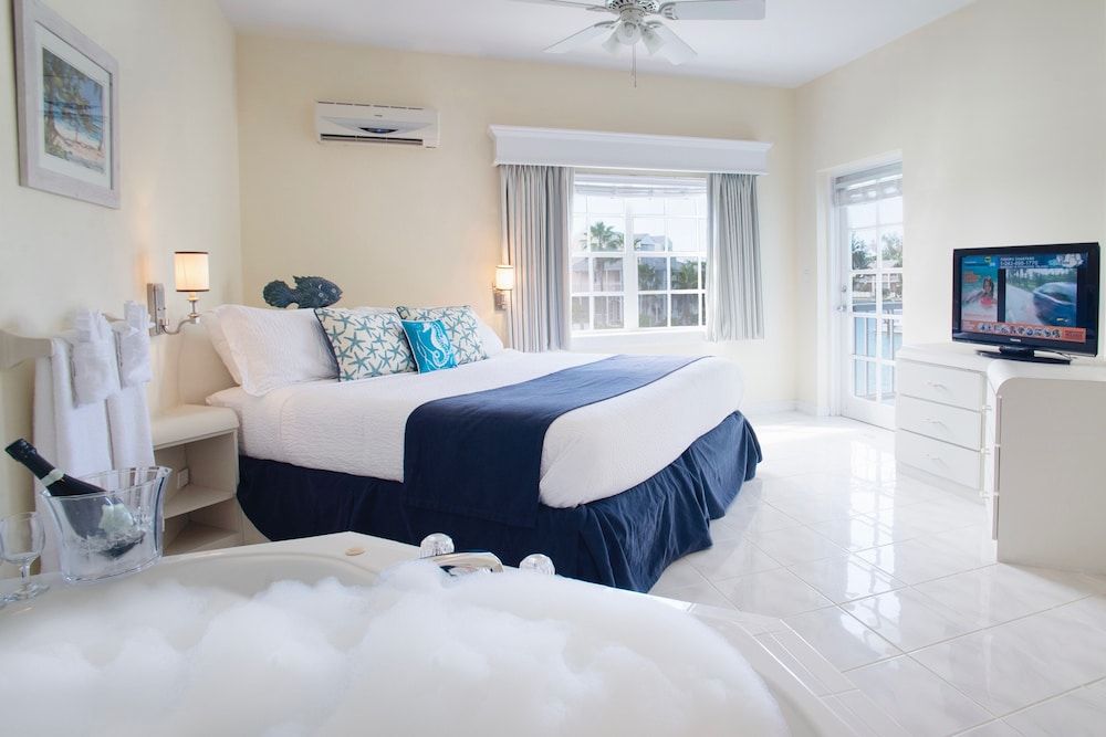 Sandyport Beach Resort Deluxe Suite, 2 Bedrooms, Kitchen, Canal View (Deluxe Suite, 2 Bedrooms, Kitchen) 4